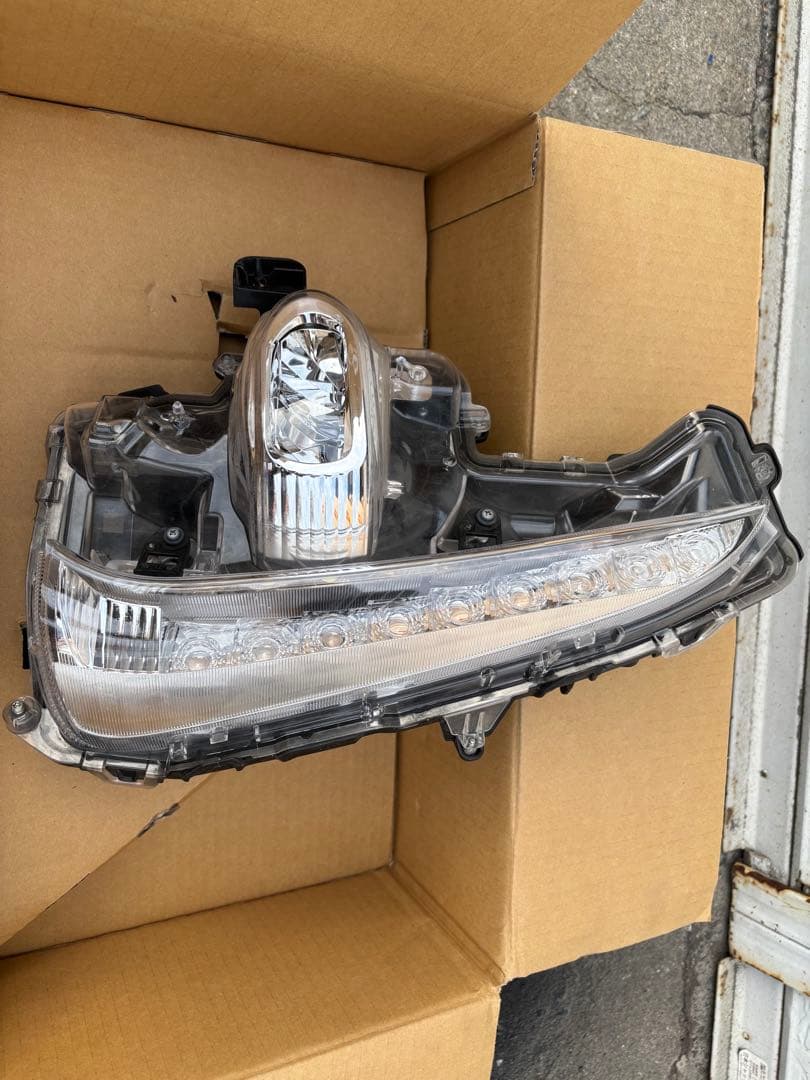 プリウス52phv 左前フォグランプ