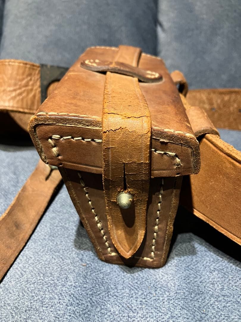 日本軍三十年式弾薬盒を原型とした 民生用オールレザー装備 ベルト付きヴィンテージ