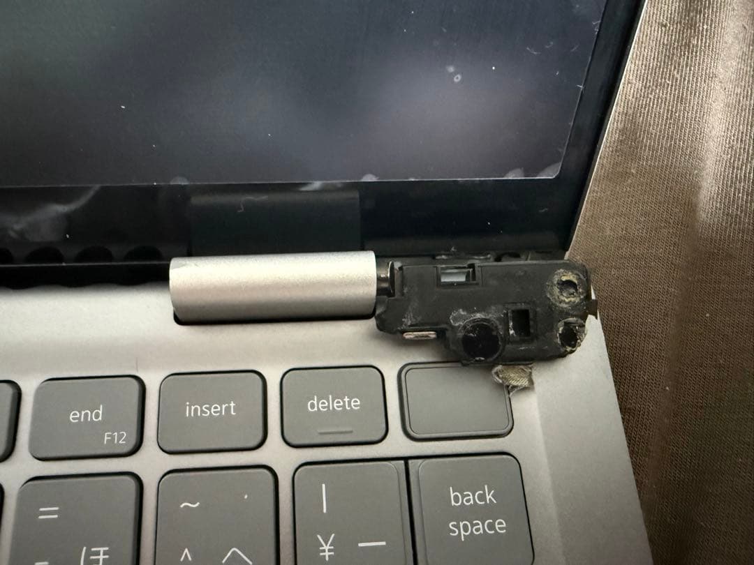 A*m様 Dell Inspiron 14 2-in-1 ノートPC（ヒンジ破損