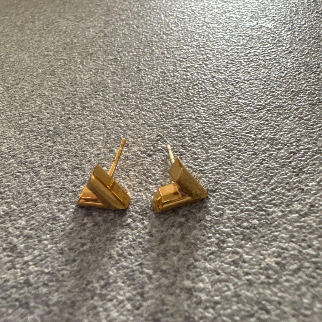 LOUIS VUITTON 三角形スタッドピアス