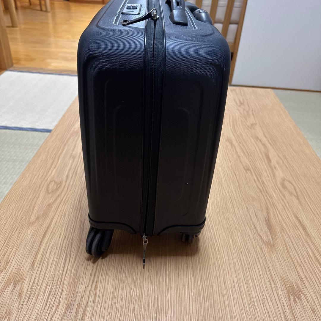 tumiブラックキャリーケース 4輪キャスター付き