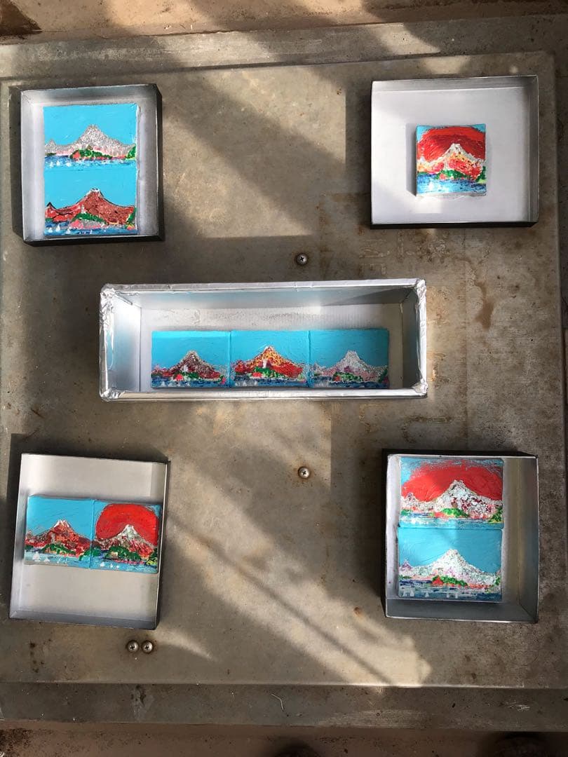 空飛ぶ前衛美術家の糸川裕志の富士山と江ノ島シリーズの箱絵