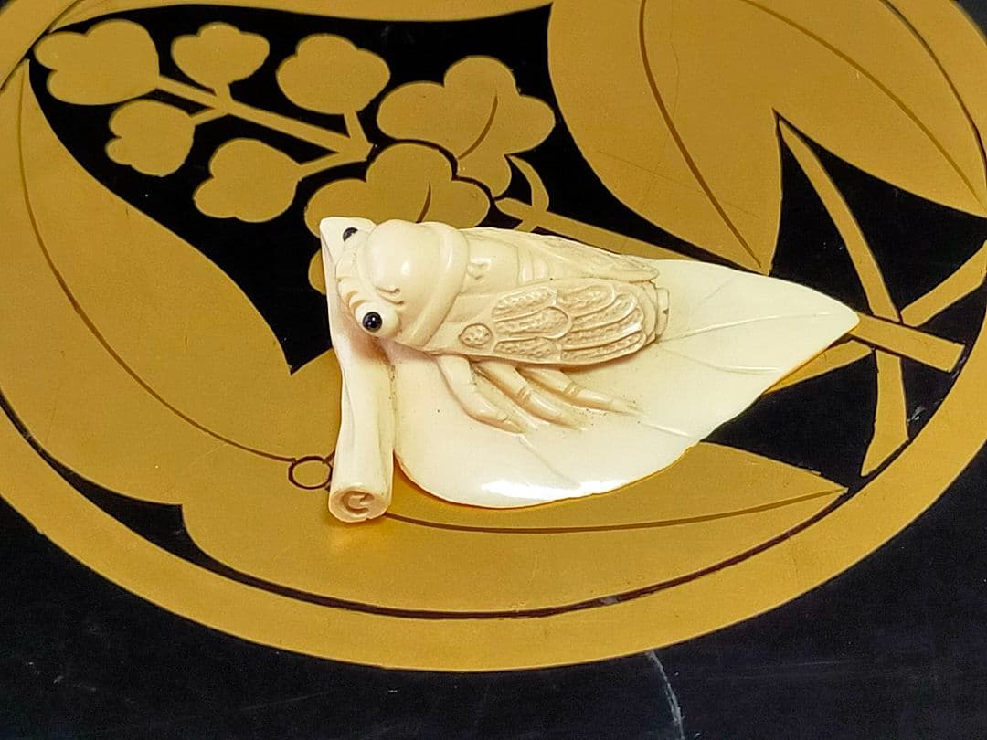 ♥　根付　蝉　セミ　在銘　骨董品　彫刻　アンティーク　レトロ