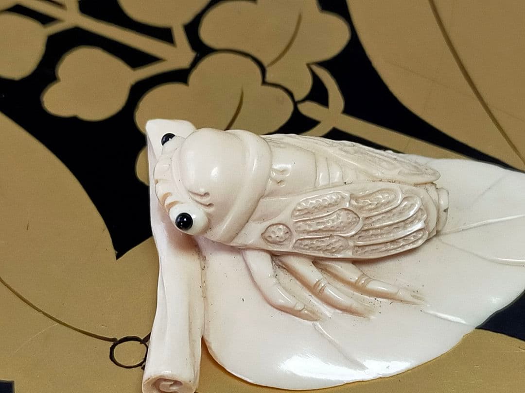 ♥　根付　蝉　セミ　在銘　骨董品　彫刻　アンティーク　レトロ
