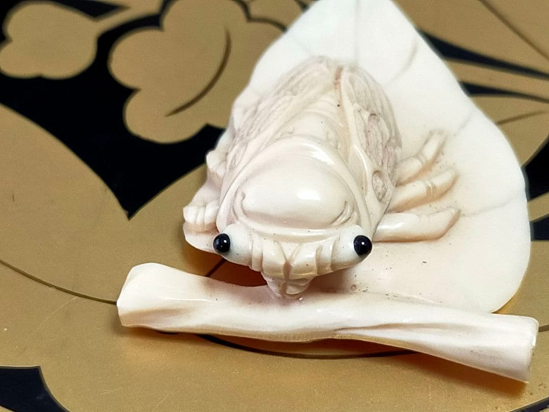 ♥　根付　蝉　セミ　在銘　骨董品　彫刻　アンティーク　レトロ