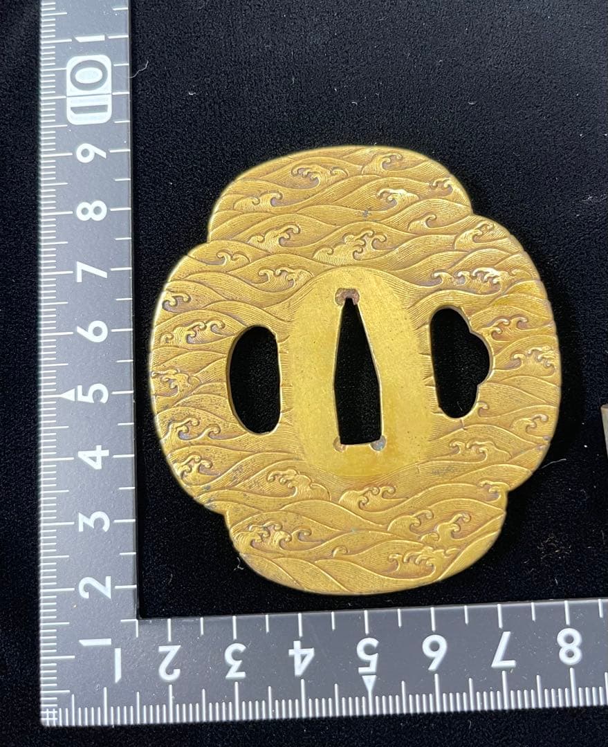 波模様の真鍮製鍔(つば)、鉄製の無銘鍔、栗型形象嵌根付、教利作