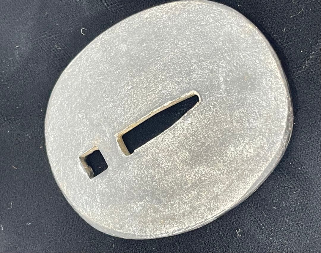 波模様の真鍮製鍔(つば)、鉄製の無銘鍔、栗型形象嵌根付、教利作