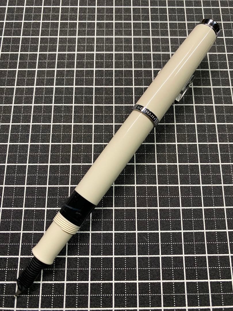 PELIKAN CLASSIC M205 WHITE 万年筆　字幅F