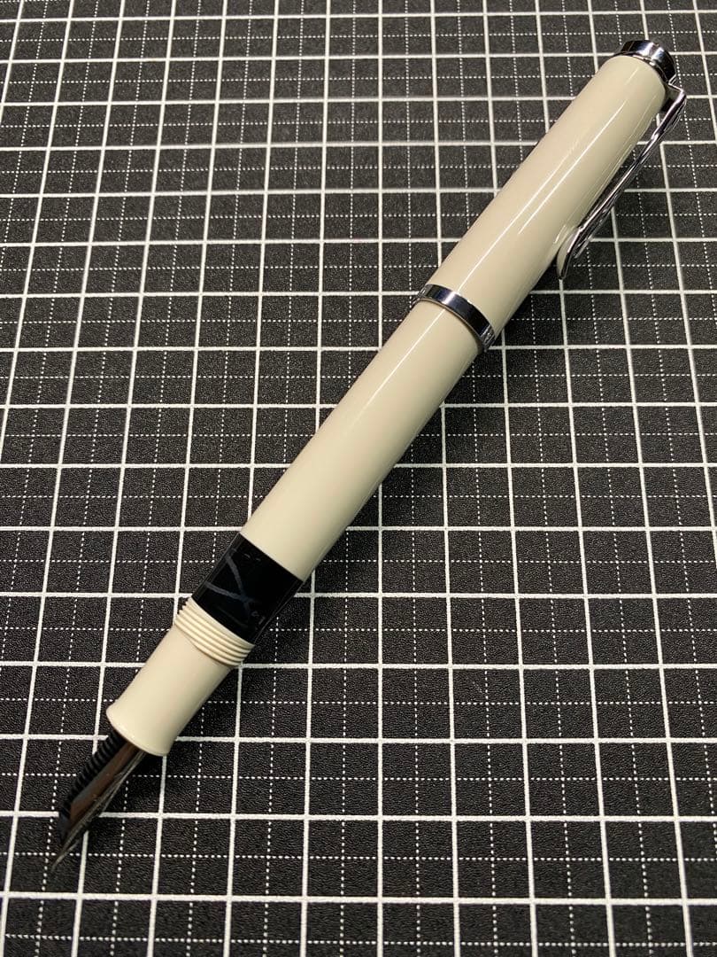 PELIKAN CLASSIC M205 WHITE 万年筆　字幅F