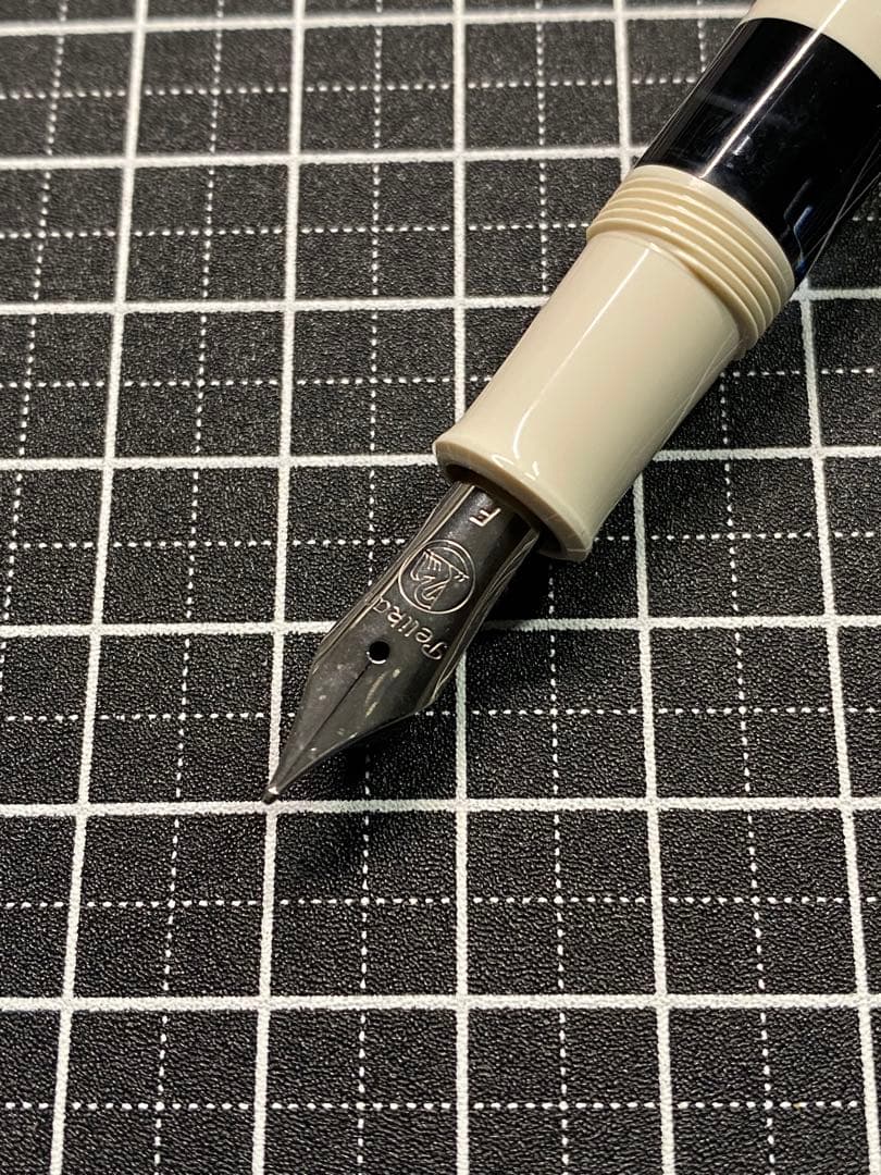 PELIKAN CLASSIC M205 WHITE 万年筆　字幅F