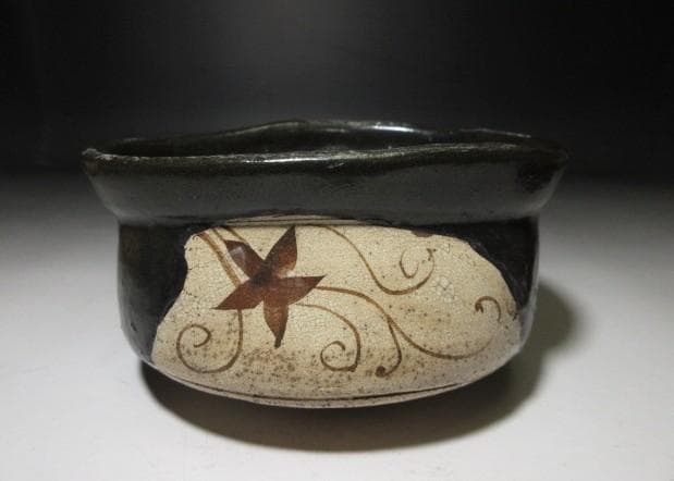 時代／古織部 黒織部 沓茶碗／裏千家十一代 玄々斎 書付花押「百夜」／時代桐箱