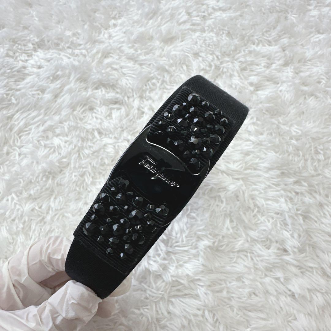 フェラガモ カチューシャ 人気 黒ロゴプレート×黒ストーン