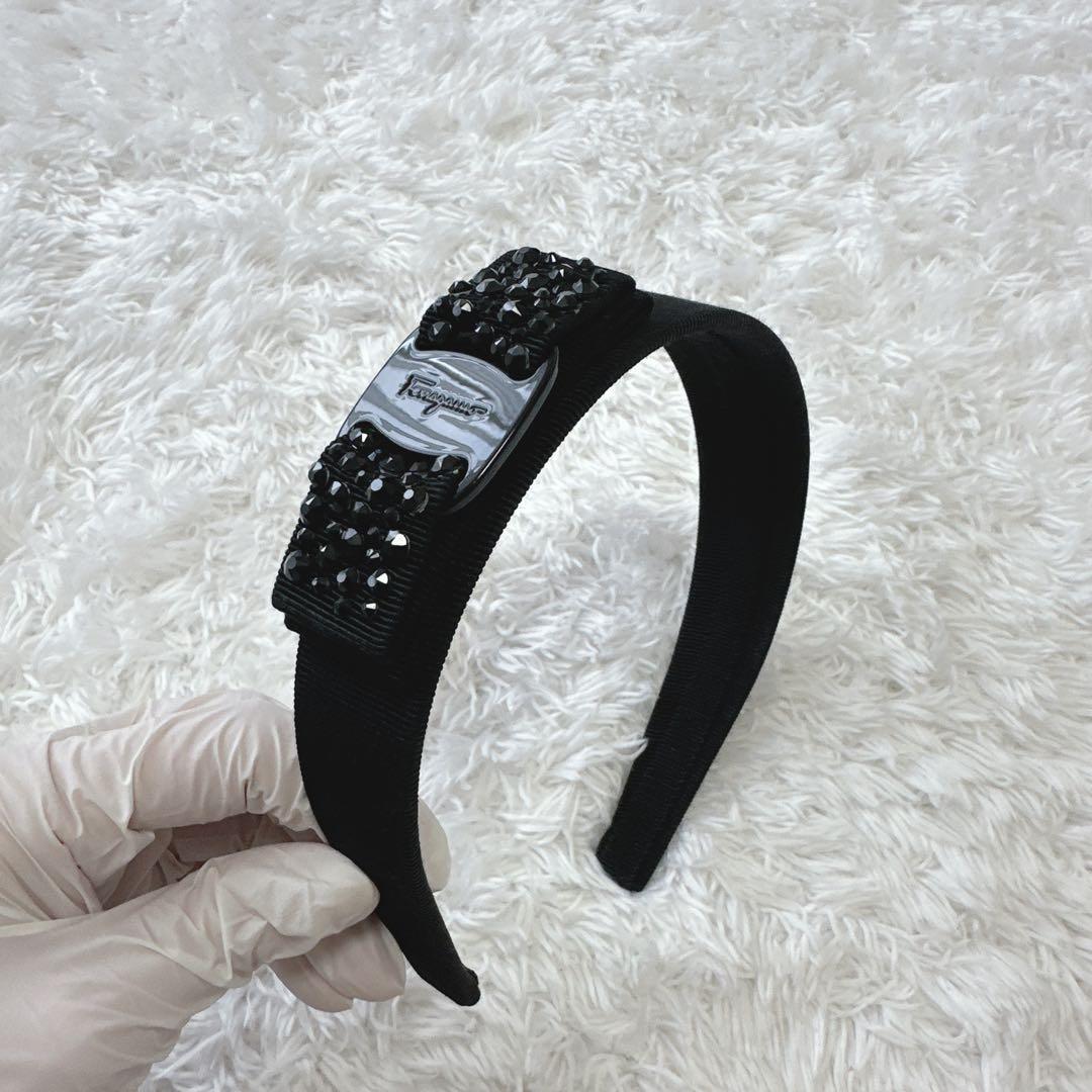 フェラガモ カチューシャ 人気 黒ロゴプレート×黒ストーン