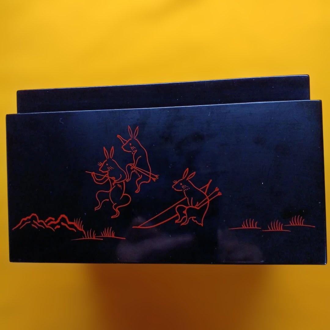 利休 茶箱 と 羽箒 鳥獣戯画の模様