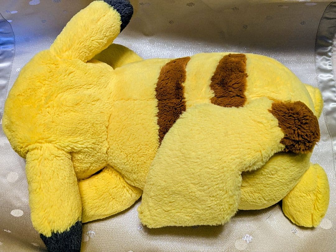 ポケモンセンターオリジナル ピカチュウ ふわふわ抱きぬいぐるみ