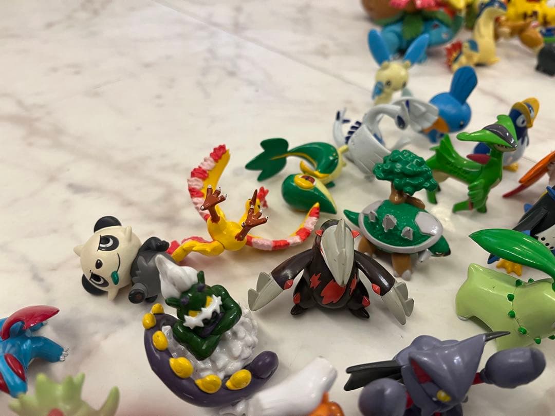 公*o様 モンコレ55個と破損あり8個大量セットにモンコレ以外のおまけ大量セット