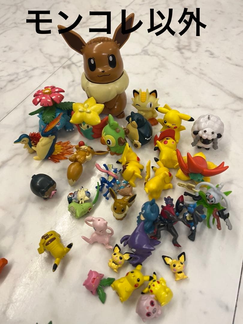 公*o様 モンコレ55個と破損あり8個大量セットにモンコレ以外のおまけ大量セット