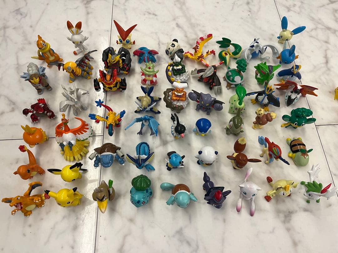 公*o様 モンコレ55個と破損あり8個大量セットにモンコレ以外のおまけ大量セット