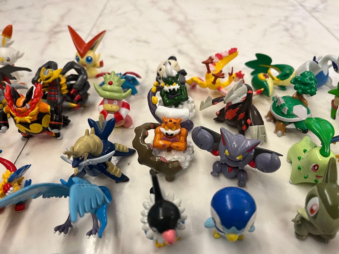 公*o様 モンコレ55個と破損あり8個大量セットにモンコレ以外のおまけ大量セット