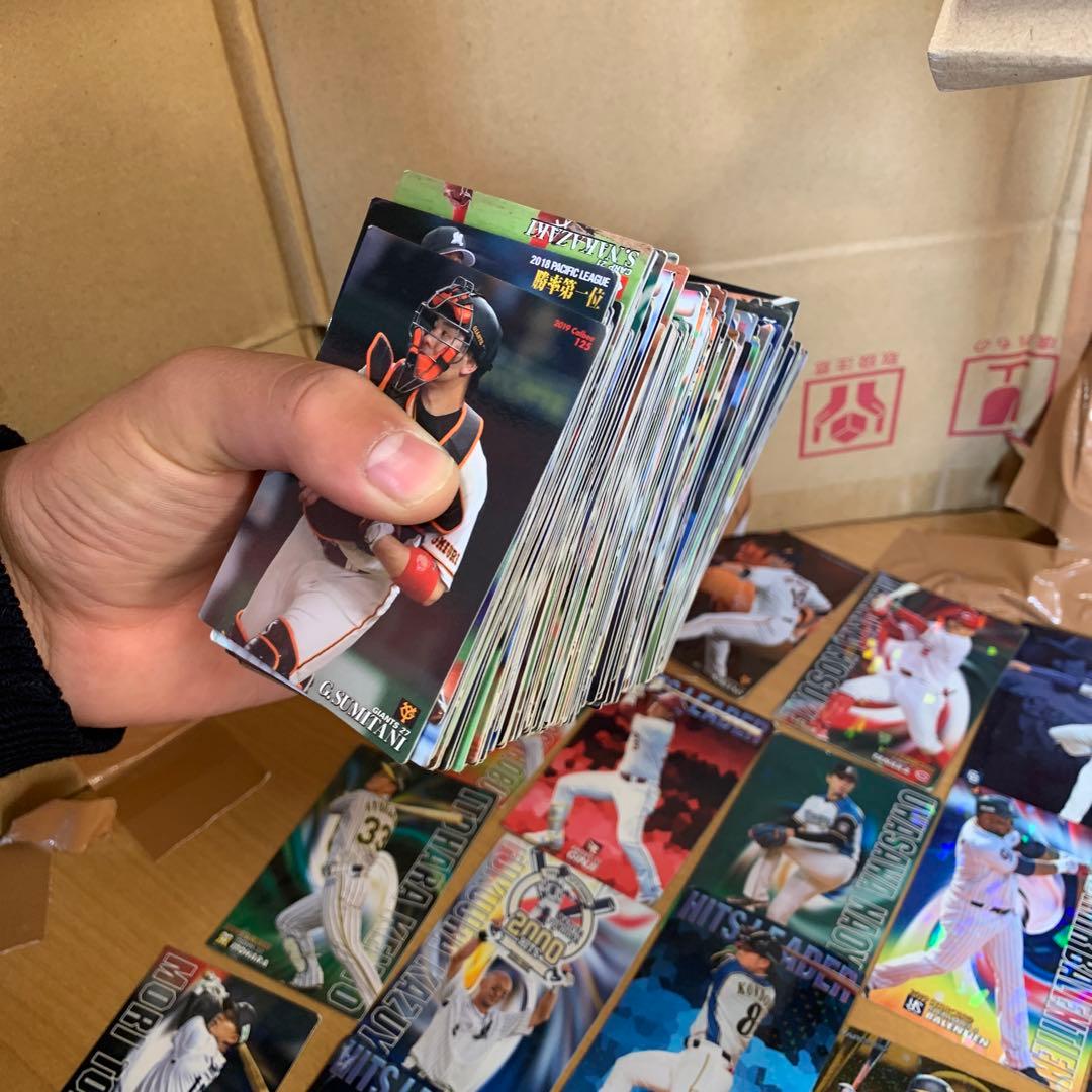 2019年から貯めた監督やプロ野球選手のレアカードなどがあります。