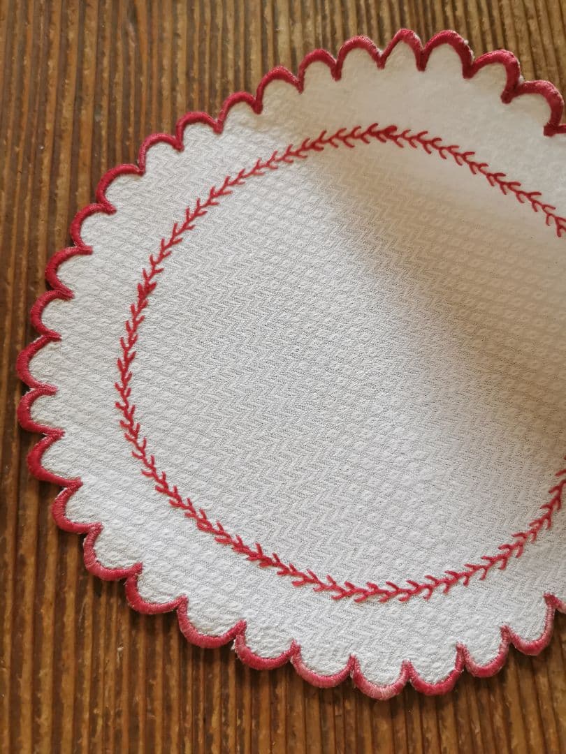 アンティークフランス ピケ風モチーフダマスク織❖〰️ 赤糸刺繍花型ドイリー