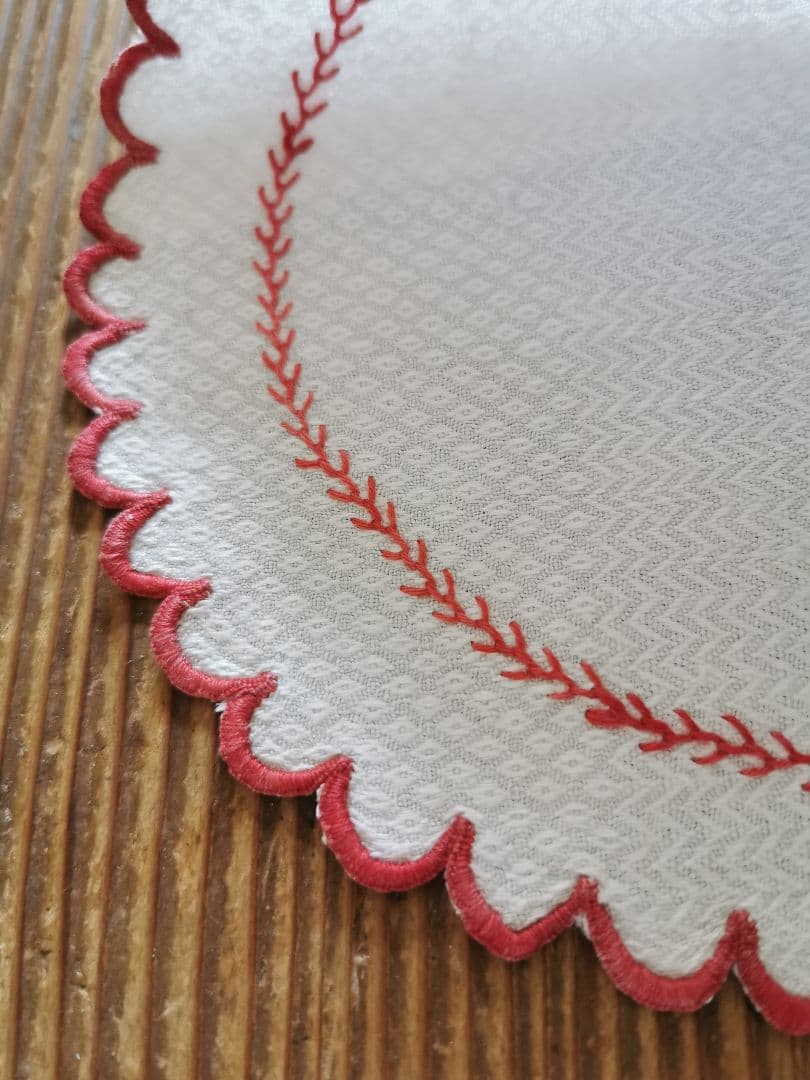 アンティークフランス ピケ風モチーフダマスク織❖〰️ 赤糸刺繍花型ドイリー