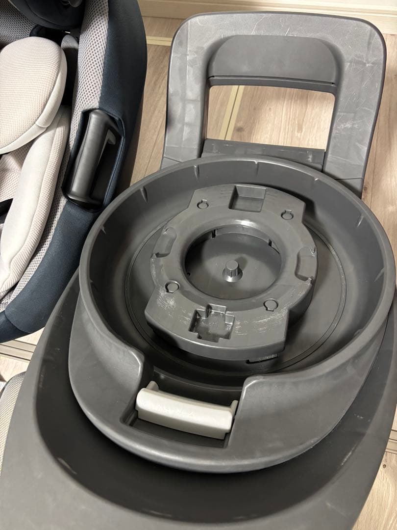 Combi THE S ISOFIX チャイルドシート　ネイビー