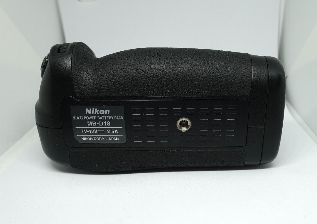 Nikon マルチパワーバッテリーパック MB-D18　(D850用）