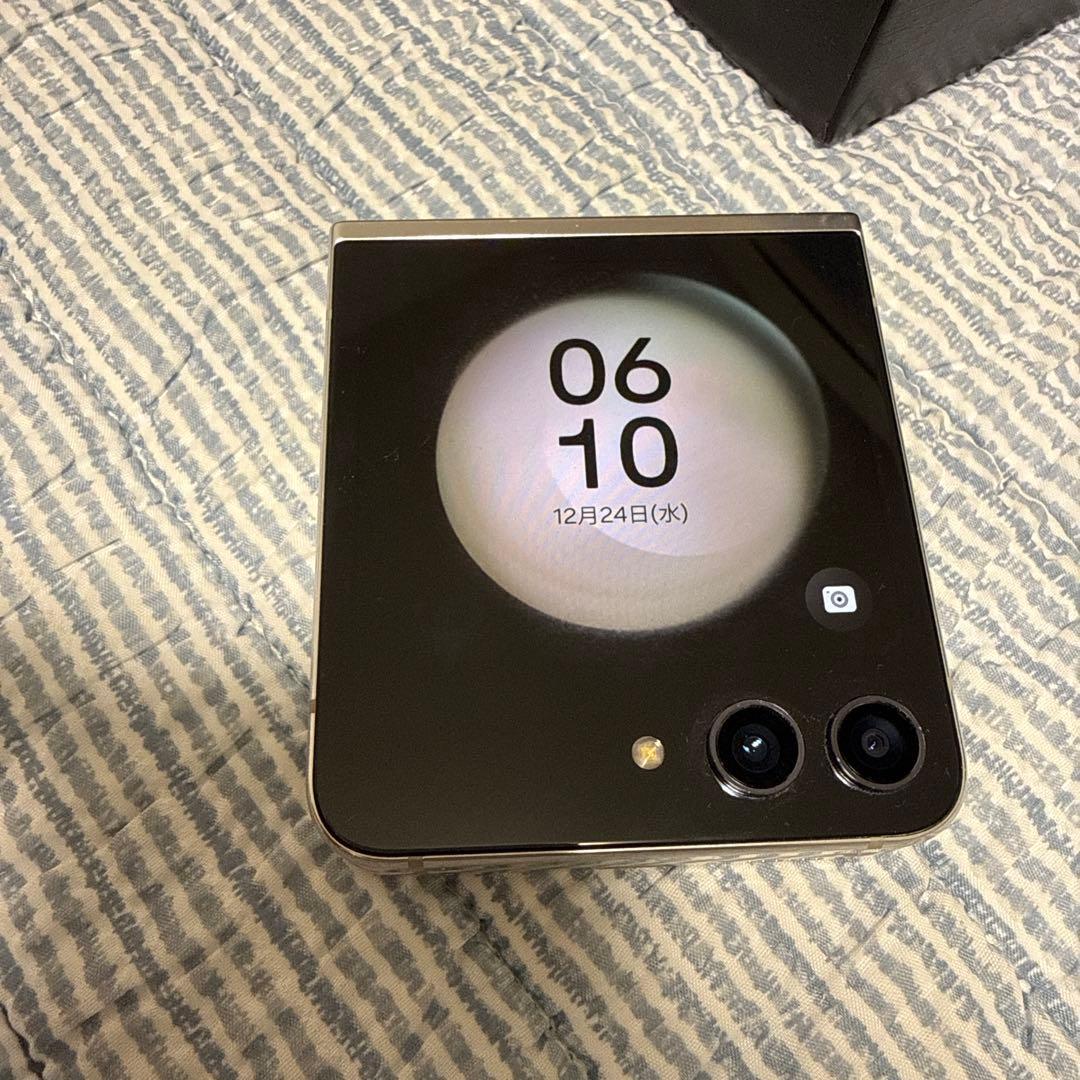 ち*ん様 [大容量美品]Galaxy Z Flip5 512GB クリーム SI
