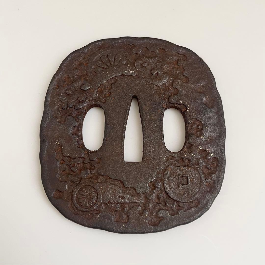 薄*明様 鐔　上作　江戸時代　鉄地金象嵌　瓦に古銭　家紋図