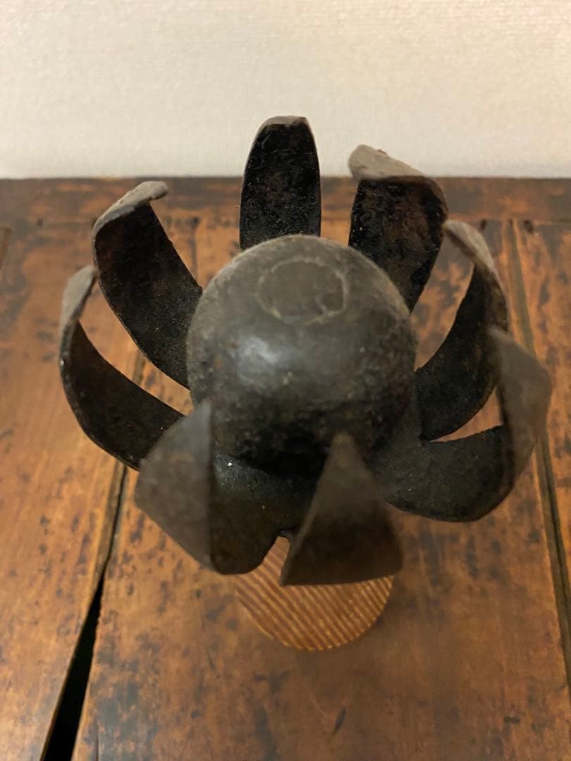 李朝工芸　鉄製オブジェ（蓮花）