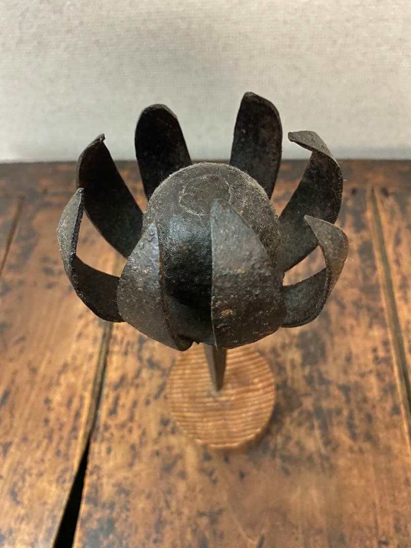 李朝工芸　鉄製オブジェ（蓮花）