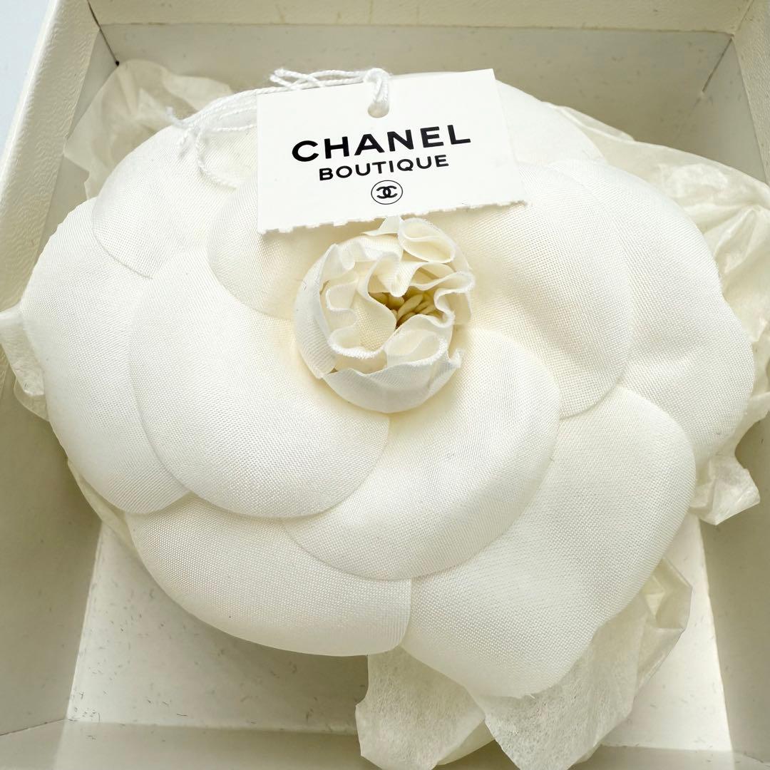 真贋済/美品✨シャネル コサージュ ブローチ カメリア ホワイト 箱付き