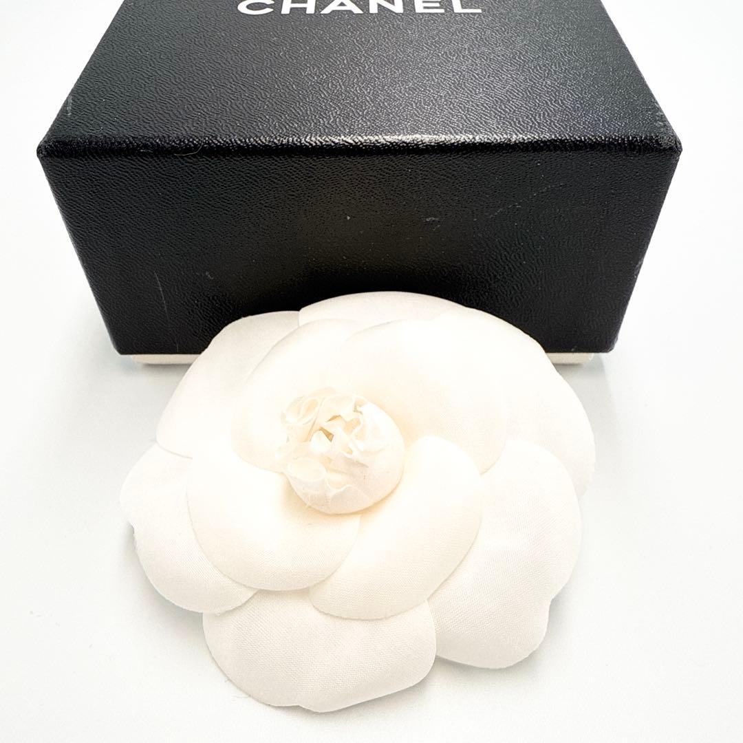 真贋済/美品✨シャネル コサージュ ブローチ カメリア ホワイト 箱付き