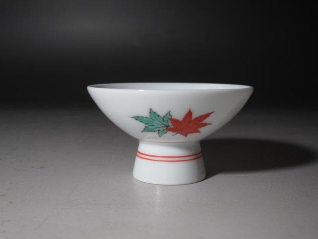 ☆　14代柿右衛門　錦紅葉文盃　手触りのよい一品です☆y498
