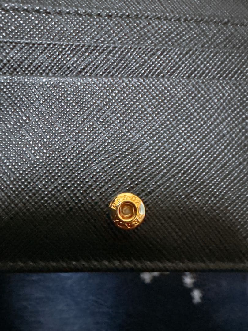 最終お値段です。PRADA 二つ折り財布