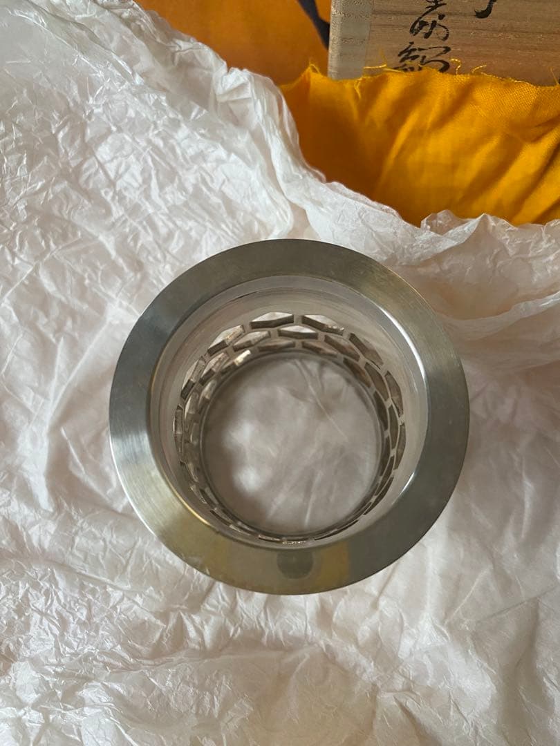 南鐐　亀甲透　青海波紋　蓋置　鋳師　金森紹栄氏作　共箱入