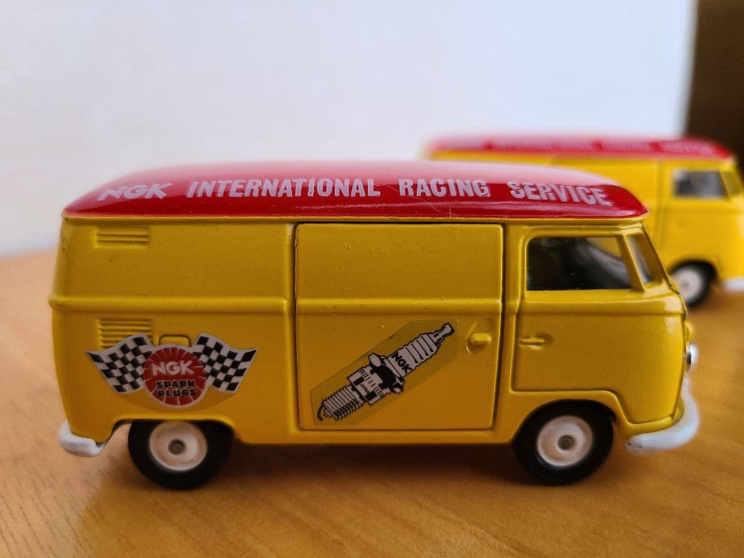 トミカ/Tomika　ビンテージ　VWデリバリーバン(左)