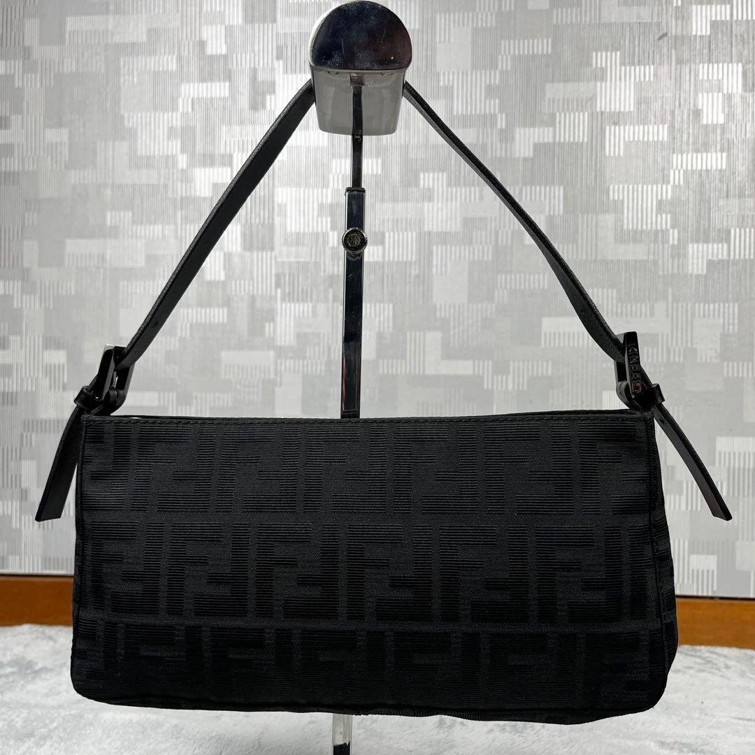 美品 FENDI フェンディ アクセサリーポーチ ズッカ柄 ブラック 黒