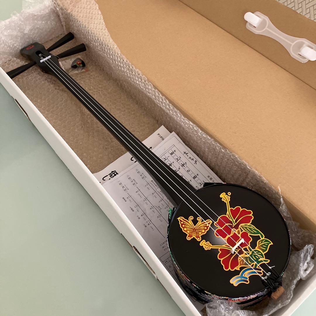 【未使用】カンカン三線　カンカラ三線　ハイビスカスと蝶柄　沖縄