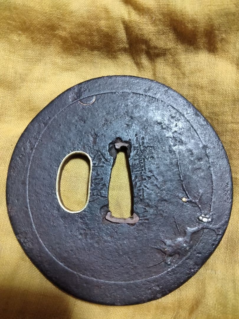 鉄鍔　鐔　(山城国伏見住金家　月に梅図)　江戸時代　後代金家