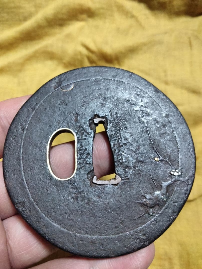 鉄鍔　鐔　(山城国伏見住金家　月に梅図)　江戸時代　後代金家