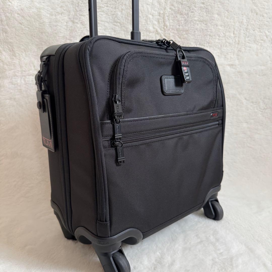 美品　TUMI コンパクト　4ウィール　キャリーケース　黒　出張　ビジネス