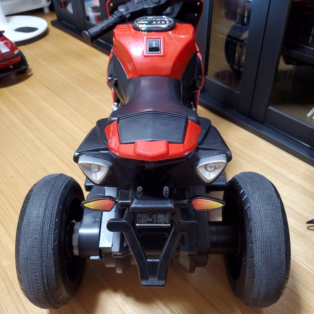 子供乗用三輪　電動バイク レッド