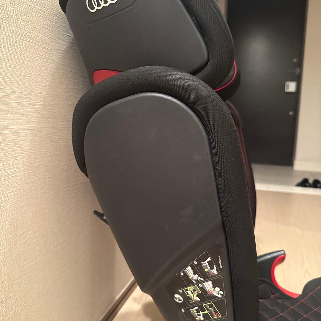 Audi ジュニアシート 黒 赤