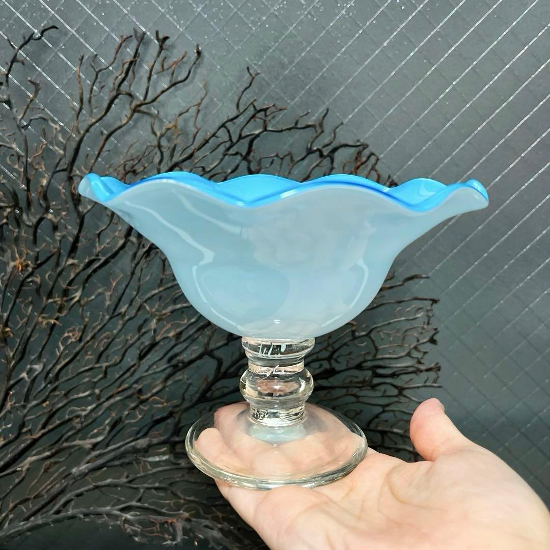 骨董　時代　２色バイカラーフリル 乳白色ガラス　水色　脚付コンポート　菓子器