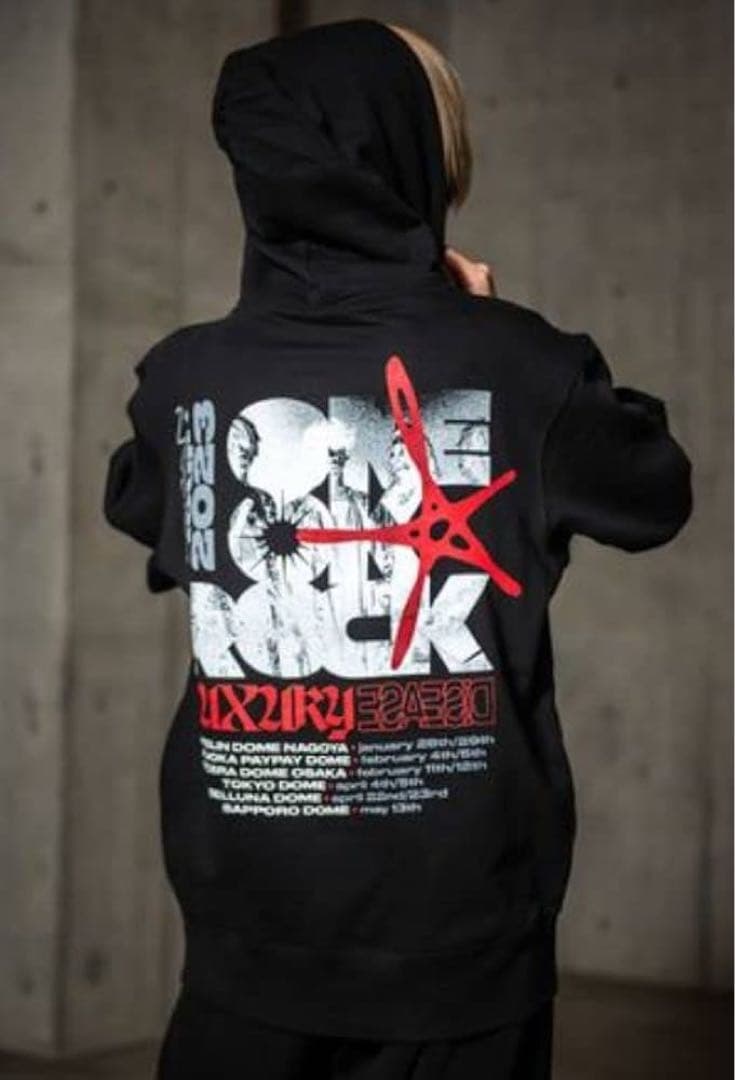 28日迄セール ONE OK ROCK 2023 ロゴ入りプルオーバーパーカー