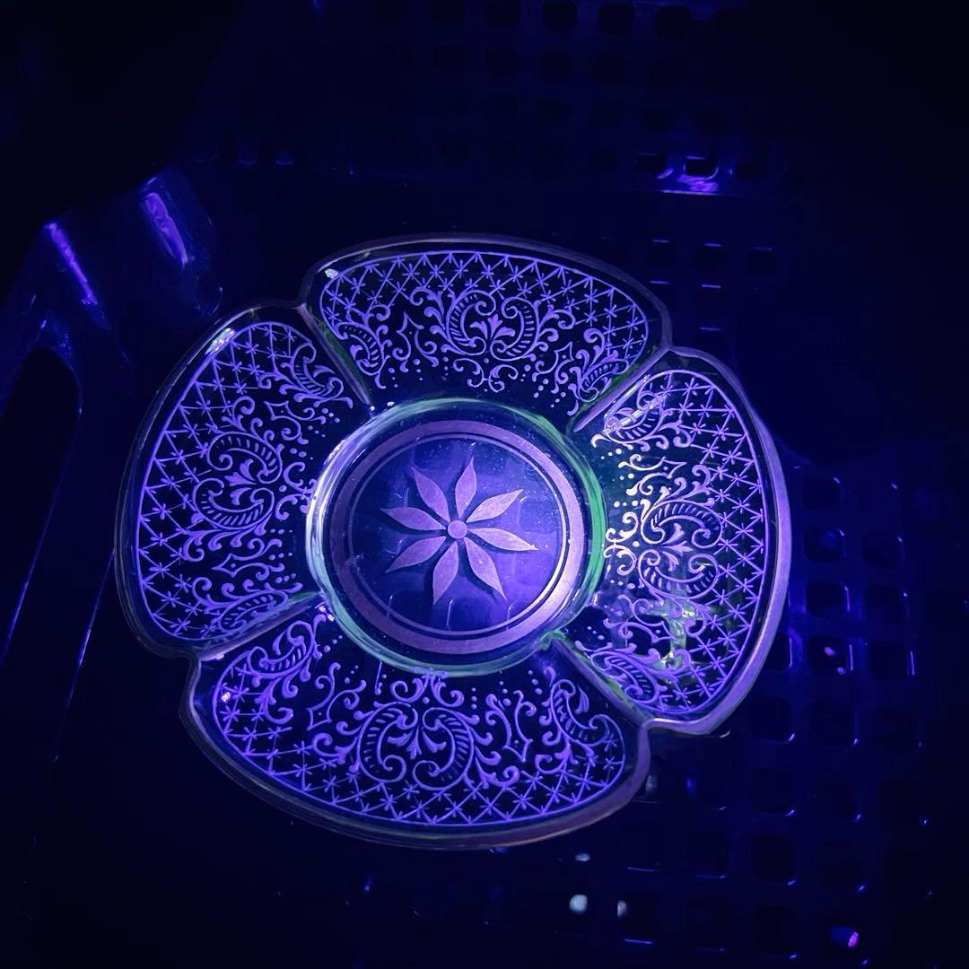 骨董　時代ガラス　精密エナメル絵付け　金彩　四葉型　ウランガラス　プレート１客