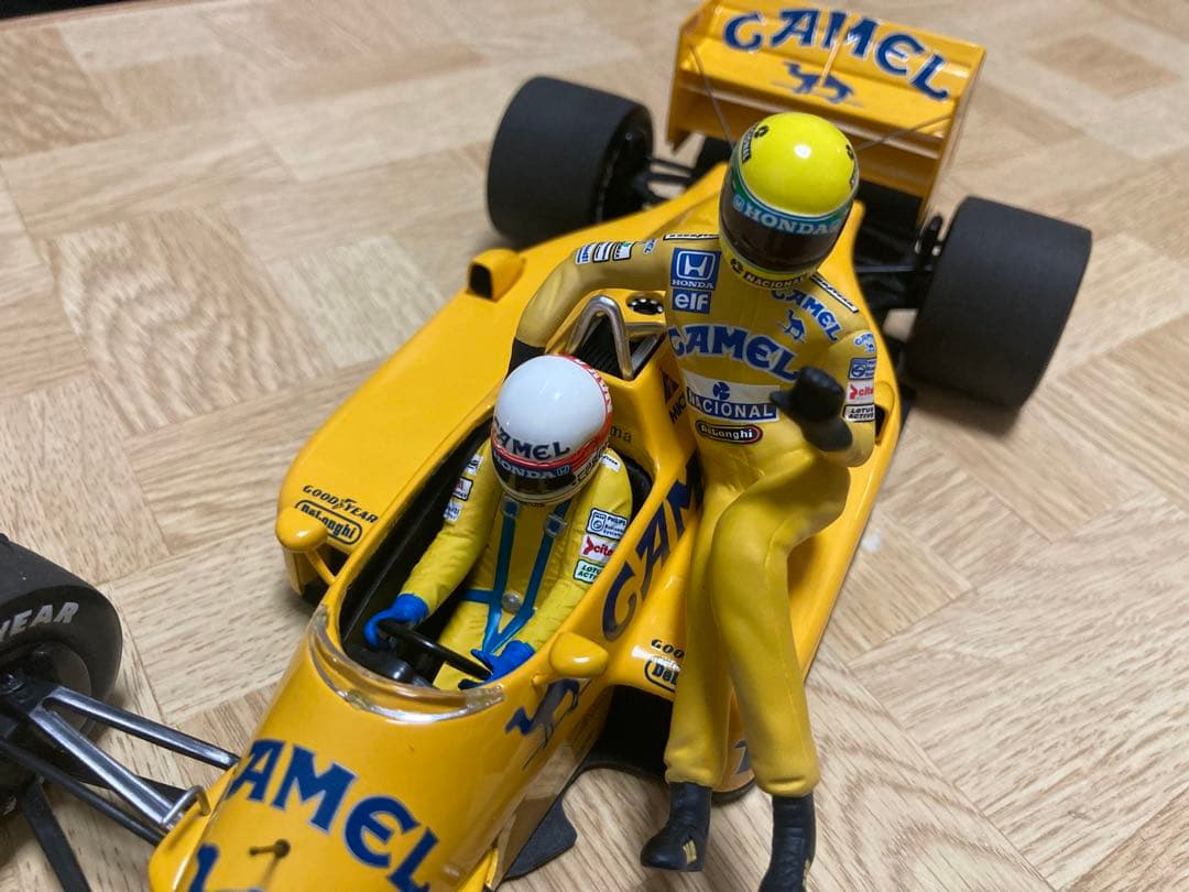 ミニチャンプス(キャメル仕様)‼️ロータスホンダ99T ライドオンセナ1/18
