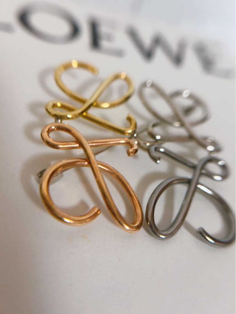 ロエベLOEWE ブローチ　アナグラム　ゴールド シルバー ピンクゴールド